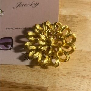 Elegant vintage Gold Floral Brooch
